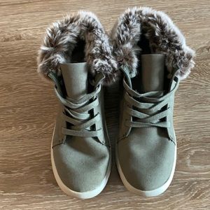 Bearpaw fur lined tennis shoes